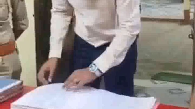 मथुरा के महावन थाने पर एस एसपी ने किया ओचक निरीक्षण खामियों पर बोले लापरवाही बर्दाश्त नहीं