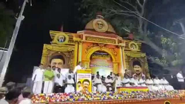 மயிலாடுதுறையில் உரை நிகழ்த்தும்போது ஏற்பட்ட விபத்தில் திமுக தலைவர் ஆ.ராஜா உயிர் தப்பினார்.#latest_news