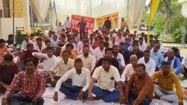 उत्तर प्रदेश के बाराबंकी जिले में हटाए गए बिजली संविदा कर्मियों का विरोध प्रदर्शन लगातार जारी है। 300 से अधिक संविदा कर्मचारी अपनी बहाली की मांग को लेकर अधीक्षण अभियंता कार्यालय के सामने डटे हुए हैं।#politics