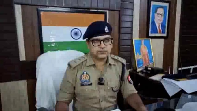 उत्तर प्रदेश के गाजीपुर जिले के बुजुर्गा गांव से एक दिल दहला देने वाली वारदात सामने आई है, जहां 52 वर्षीय अंधे साधु रामनगीना की गला रेतकर हत्या कर दी गई। साधु अपने जीवन का अधिकांश समय मंदिर में पूजा-पाठ और साधना में बिताते थे। इस नृशंस वारदात के बाद पूरे गांव में डर और दहशत का माहौल है।#crime