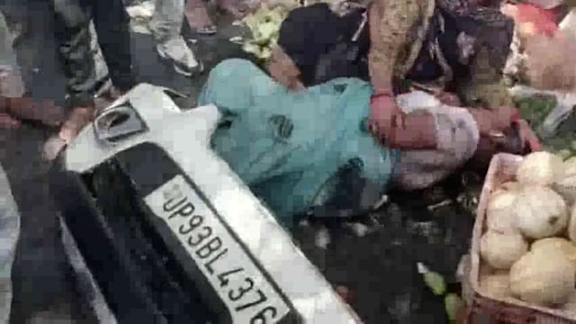 उत्तर प्रदेश के झांसी जनपद से एक दर्दनाक सड़क हादसे की खबर सामने आई है। सीपरी बाजार थाना क्षेत्र में चेलाराम मिठाई वाले के पास, एक तेज रफ्तार स्कॉर्पियो ने सड़क किनारे सब्जी बेच रहीं दो महिलाओं को रौंद दिया।#accident