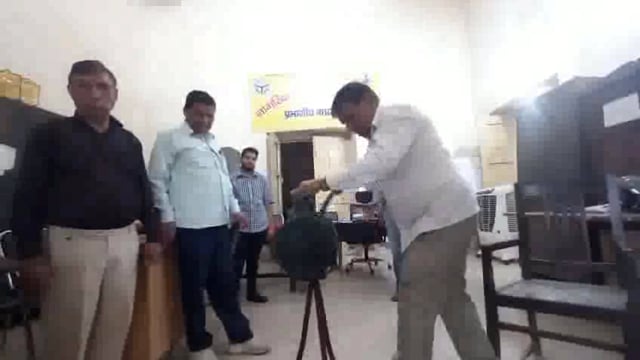 मेरठ: उत्तर प्रदेश में संभावित आपात 'युद्ध' जैसी स्थिति से निपटने के लिए की जा रही मॉक ड्रिल की तैयारियों के तहत मेरठ में आज सायरन बजाकर प्रैक्टिस की गई। शहर के नागरिक सुरक्षा विभाग ने इस अभ्यास की जिम्मेदारी संभाली है, जिसमें लोगों को अलर्ट रहने और आपात स्थिति में प्रतिक्रिया देने के लिए प्रशिक्षित किया जा रहा है#politics