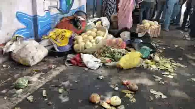 सीपरी बाजार में तेज रफ्तार से भाग रही चार पहिया कार ने सब्जी विक्रेता महिलाओं ओर राहगीरों को रौंदा