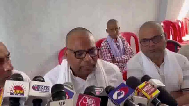 कश्मीर के पहलगाम में हुए आतंकवादी हमले में शहीद हुए शुभम द्विवेदी को श्रद्धांजलि देने के लिए उत्तर प्रदेश के उपमुख्यमंत्री बृजेश पाठक कानपुर पहुंचे। उन्होंने शुभम द्विवेदी के 13वीं संस्कार में भाग लिया और शहीद के पिता संजय द्विवेदी से मुलाकात कर घटना की पूरी जानकारी ली।#शहीद