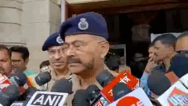 DGP प्रशांत कुमार का बयान.
कल पूरे उत्तर प्रदेश में मॉक ड्रिल की जाएगी जो हमें मंत्रालय से निर्देश थे उनमें 19 जिले हैं लेकिन हमने सुरक्षा को देखते हुए पूरे यूपी में मॉक ड्रिल करने का फैसला लिया गया है.
