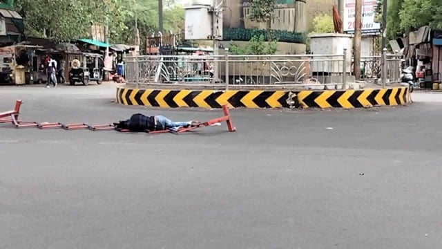 झांसी सीपरी बाजार क्षेत्र चित्रा चौराहे के पास एक व्यक्ति बीच रोड पर सोते हुए नजर आ रहे कोई इन्हें जगाने वाला नहीं है 