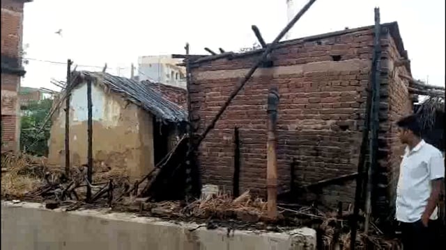 महादेवपुर गांव में शॉर्ट सर्किट से लगी घर में आग। 100000 नगदी सहित कई अन्य सामान जलकर हुआ राख।