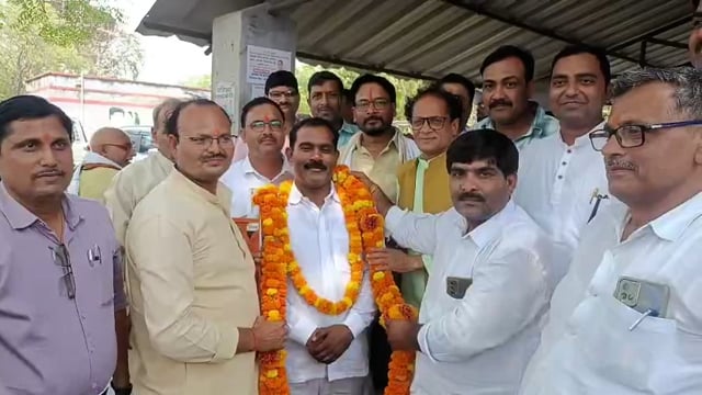 प्राथमिक शिक्षक संघ के ब्लॉक अध्यक्ष पद पर नागेन्द्र प्रताप सिंह भारी बहुमत से दूसरी बार विजई हुए शिक्षको ने दी बधाई 