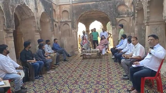 वजीरगंज बारादरी का निरीक्षण करती हुई जिलाधिकारी महोदया, मुख्य विकास अधिकारी महोदया।