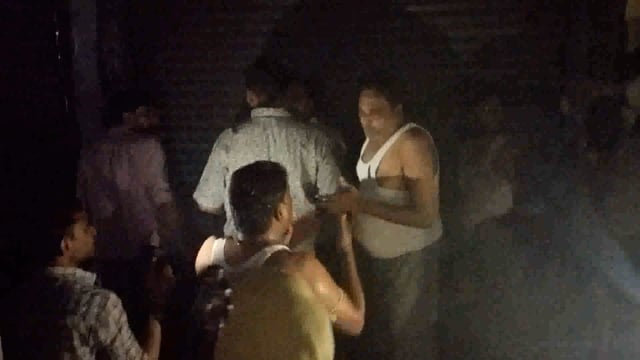 शाहजहांपुर जलालाबाद कपड़ा मार्केट की दुकान में लगी आग लाखों का सामान जलकर हुआ खाक