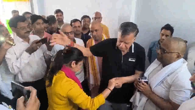 शुभम द्विवेदी के परिजनों से मिलने पहुंचे विधानसभा अध्यक्ष सतीश महाना 

ऑपरेशन सिंदूर के बाद पहलगाम आतंकी हमले में मारे गए शुभम द्विवेदी के परिजनों से मिलने पहुंचे विधानसभा अध्यक्ष सतीश महाना। भाव विभोर सतीश महाना शुभम की पत्नी ऐशान्या के पैर छूने को झुके, सिर पर हाथ फेर कर दी सांत्वना।#शहीद