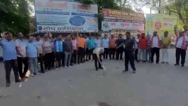 देवरिया में ऑपरेशन सिंदूर की सफलता के बाद खुशी की लहर है। 

सैकड़ों लोगों ने पटाखे फोड़कर अपनी खुशी का इजहार किया। 
स्थानीय लोगों ने कहा कि वीर जवानों ने आतंकी ठिकानों पर ऑपरेशन सिंदूर चला कर सरकार और सेना के जवानों ने उनका बदला लिया।#ओपरेशन सिंदूर