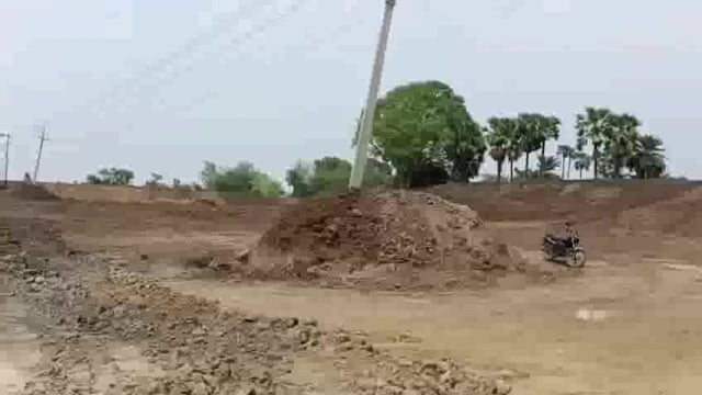 पोखर खुदाई के दौरान जमीन के गर्भ से पौराणिक अवशेष मृदभांड मिलने से ग्रामीणों में खुशी की लहर