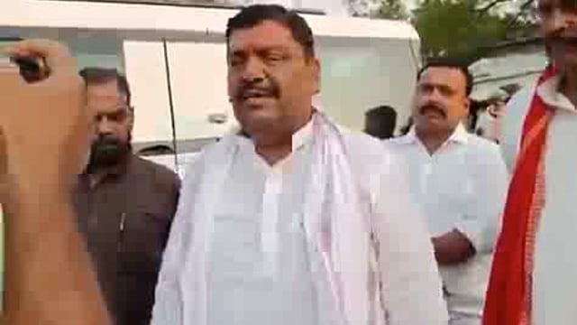 बाराबंकी 6 मई विधानसभा दरियाबाद के ब्लॉक पूरेडलई मे 22 अप्रैल को धनीराम रावत की हुई हत्या की जानकारी प्राप्त होने पर स्वर्गीय धनीराम रावत जी के पैतृक ग्राम बेलखरा स्थित आवास पर पहुंच कर पीड़ित परिवार से मुलाकात कर शोक संतृप्त परिजनों को ढ़ाढस बंधाते हुए राष्ट्रीय अध्यक्ष जी और समाजवादी पार्टी द्वारा हर संभव मदद का विश्वास दिलाया ।