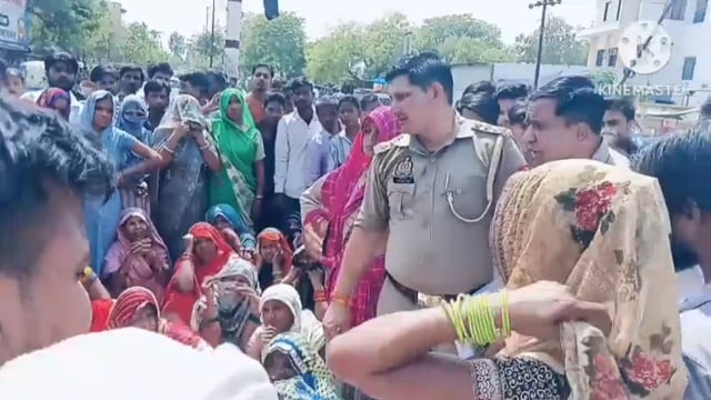 कलवारी चौराहे के सामने नाले में युवक का मिला शब परिजनों ने चौराहे पर रखकर किया आक्रोश जताया 