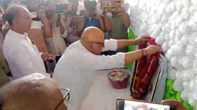 ऑपरेशन सिंदूर के बाद कांग्रेस के प्रदेश अध्यक्ष अजय राय कानपुर पहुंचे और जम्मू-कश्मीर के पहलगाम आतंकी हमले में शहीद हुए जवान शुभम द्विवेदी के परिजनों से मुलाकात की।#politics