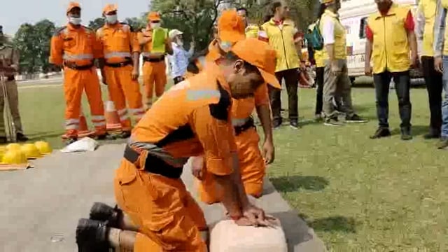 भारत और पाकिस्तान के बीच बढ़ते तनाव के बीच, मुरादाबाद में सिविल डिफेंस मॉक ड्रिल का आयोजन किया गया। इस ड्रिल का उद्देश्य युद्ध जैसी स्थिति में नागरिकों के बचाव और सजगता के लिए उन्हें प्रशिक्षित करना था।#mockdrill