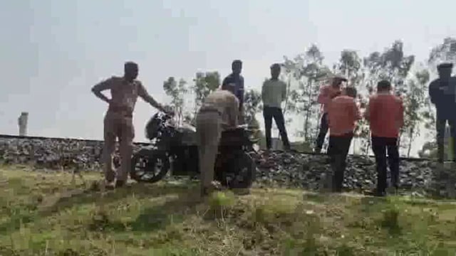 बीसलपुर से पीलीभीत की ओर जाने वाली ट्रेन से कटकर एक अधेड़ अज्ञात व्यक्ति की मौत हो गई। प्रत्यक्षदर्शियों के मुताबिक, मृतक व्यक्ति ट्रेन के नीचे आ गया, जिससे शव करीब 100 मीटर तक ट्रेन में फंसकर घसीटा गया।#accident