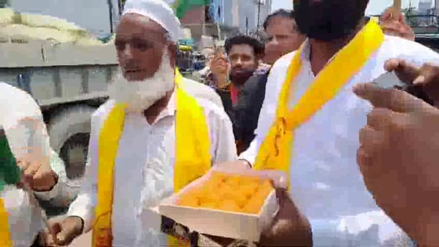 पाकिस्तान पर भारतीय सेना की कार्रवाई के बाद मेरठ में खुशी का माहौल देखने को मिला। लोग सड़कों पर उतरे और मिठाइयां बांटकर अपनी खुशी का इज़हार किया। तिरंगा हाथों में लेकर सेना के पराक्रम पर गर्व जताया गया।
ई-रिक्शा यूनियन ने हापुड़ अड्डे पर विशेष जश्न मनाया, जहां दोनों समुदायों ने एकता और भाईचारे की मिसाल पेश की। यह दृश्य यह दर्शाता है कि भारतीय समाज में एकता और देशप्रेम की भावना किसी भी धर्म, जाति, या पंथ से ऊपर है। लोग भारतीय सेना की बहादुरी और उनके साहस को सलाम कर रहे थे।
#ओपरेशनसिंदूर