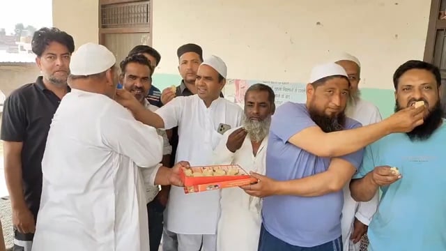 बुलंदशहर में पाकिस्तान पर भारत की एयर स्ट्राइक के बाद मुसलमानों ने खुशी का इज़हार करते हुए मिठाई बांटी। यह जश्न भारतीय वायु सेना द्वारा पाकिस्तान के आतंकवादी ठिकानों पर की गई सर्जिकल स्ट्राइक के समर्थन में मनाया गया#ओपरेशनसिंदूर