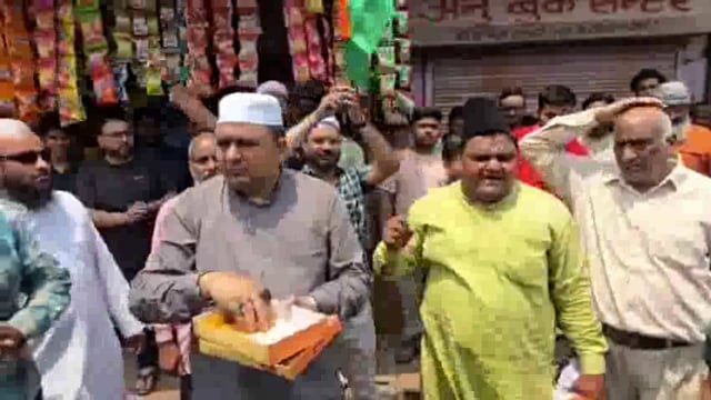 भारत ने पाकिस्तान से बदला लेते हुए ऑपरेशन सिंदूर को अंजाम दिया, जिससे देशभर में खासा उत्साह देखने को मिला। इस ऑपरेशन के बाद लोगों ने पाकिस्तान के खिलाफ अपना आक्रोश जताया और खुशी का इज़हार किया।#ओपरेशनसिंदूर