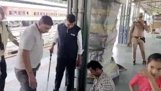 मुरादाबाद रेलवे स्टेशन पर सुरक्षा को लेकर एक मॉक ड्रिल का आयोजन किया गया, जिसमें रेलवे सुरक्षा बल (GRP) और अन्य सुरक्षा एजेंसियों ने मिलकर स्पेशल चेकिंग अभियान चलाया। यह अभ्यास एयर स्ट्राइक के बाद उत्तर प्रदेश में जारी अलर्ट के तहत किया गया था।#mockdrill