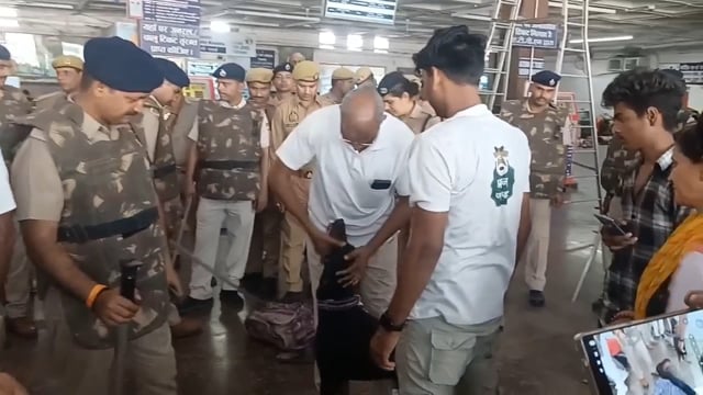 हाइलाइट को देखते हुए डीडीयू जंक्शन पर आरपीएफ और जीआरपी ने चलाया सघन जांच अभियान, डॉग स्क्वायड तुम रही मुस्तैद