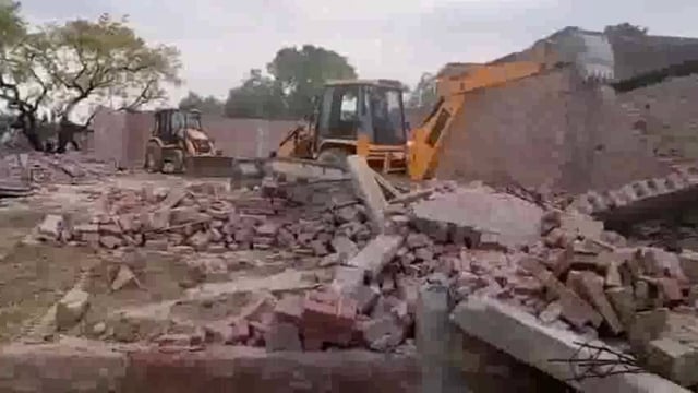 मैनपुरी में अवैध अतिक्रमण के खिलाफ बड़ी कार्रवाई की गई। एसडीएम और सीओ की निगरानी में ग्राम समाज की जमीन पर बने अवैध निर्माण को ढहाया गया। यह कार्रवाई थाना दन्नाहार क्षेत्र के टिंडोली गांव में की गई, जहां अवैध रूप से निर्माण कार्य किया गया था।#अवैधनिर्माण