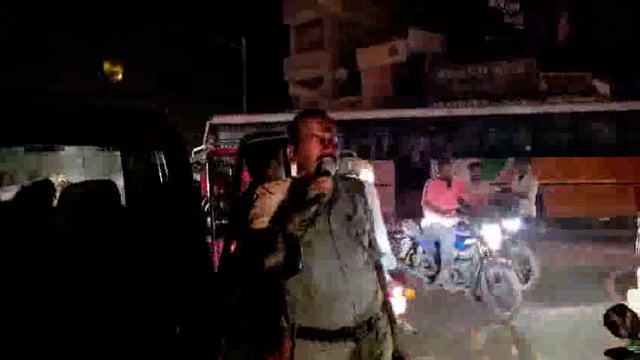 अकबरपुर कोतवाल श्रीनिवास पांडे द्वारा क्षेत्र वासियों से सभी लाइटें बंद कर ब्लैकआउट में सहयोग करने की अपील की गई