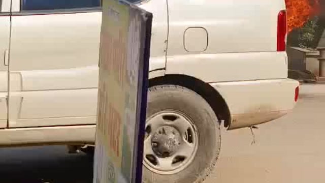 रायबरेली। उत्तर प्रदेश के रायबरेली जिले से एक चौंकाने वाला वीडियो सामने आया है, जिसमें एक बाइक अचानक आग की चपेट में आ जाती है और कुछ ही पलों में धू-धू कर जलने लगती है। यह घटना मिल एरिया थाना क्षेत्र के रतापुर चौराहे की बताई जा रही है।
#fire