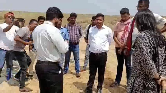 पोखर खुदाई कार्य के दौरान मिले मृदभांड व ईट की दीवार पाषाण काल का होने का लगाया जा रहा है अनुमान