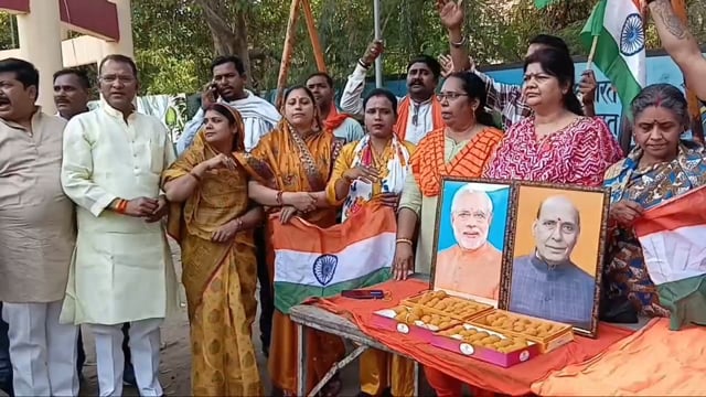 पाकिस्तान पर कार्यवाही के बाद रक्षा मंत्री के गृह जनपद में जश्न का माहौल,अपने जनपद के लाल को लोग दे रहे हैं बधाई