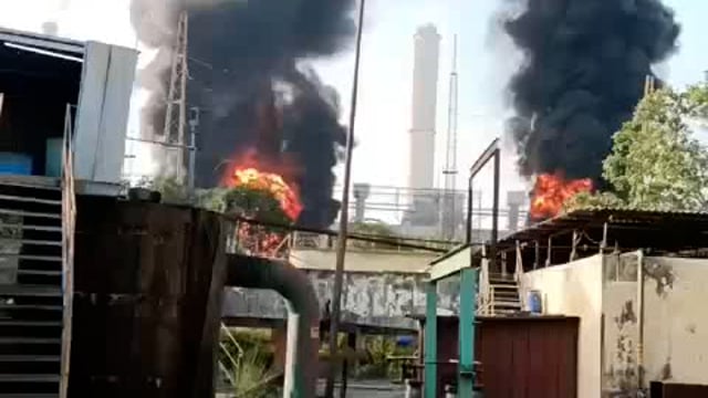 उत्तर प्रदेश के सोनभद्र जिले स्थित ओबरा थर्मल पॉवर प्लांट के दो ट्रांसफार्मरों में आज सुबह 6:30 बजे आग लग गई। इस घटना के कारण प्लांट में लगभग 200 मेगावाट बिजली का उत्पादन प्रभावित हुआ है, जिससे इलाके में बिजली आपूर्ति पर असर पड़ा है।#fire