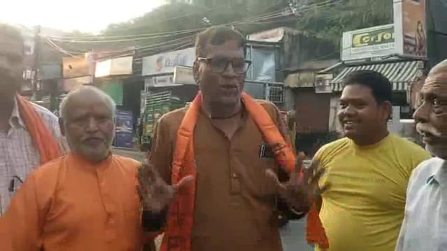 भारत राष्ट्र के महापराक्रमी  सेना को  आतंकियों को ढेर करने की खुशी में आगरा शहर में बांटे गई लड्डू की अपनी खुशी जाहिर