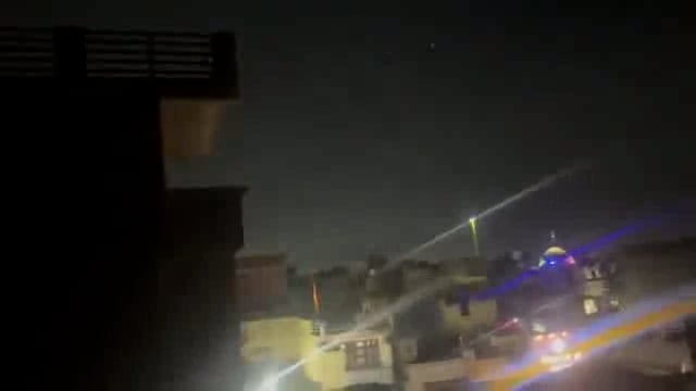 पाकिस्तान की तरफ से जम्मू और सांबा में भारी गोलाबारी, कई इलाकों में दागे गए रॉकेट जम्मू में पूरी तरफ से ब्लैकआउट