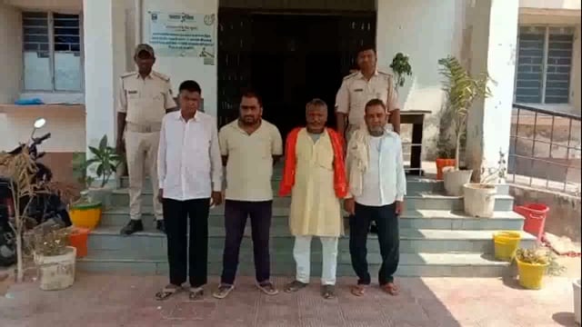 पुलिस ने चार वारंटी को गिरफ्तार कर भेजा न्यायालय