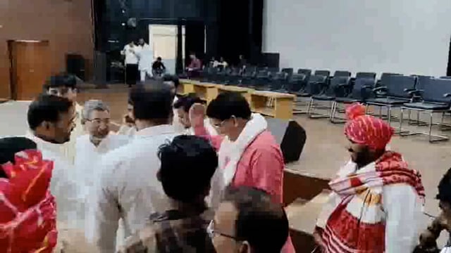 बस्ती के हर्रैया विधानसभा क्षेत्र के विधायक अजय सिंह ने पाकिस्तान द्वारा किए गए हालिया हमलों को लेकर कड़ा बयान जारी किया है। उन्होंने कहा कि "पाकिस्तान लगातार भारत के खिलाफ हिमाकत कर रहा है, लेकिन हमारी सशक्त रक्षा प्रणाली S-400 सुदर्शन चक्र ने उनकी सारी साजिशों को नेस्तनाबूद कर दिया।"#politics