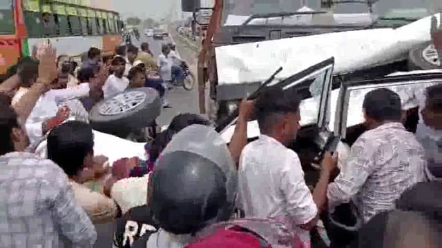 एनएच-91 पर दादरी थाना क्षेत्र में एक तेज रफ्तार ट्रक ने कार को जोरदार टक्कर मार दी, जिससे कार में सवार तीन लोग गंभीर रूप से घायल हो गए। टक्कर इतनी जबरदस्त थी कि कार के परखच्चे उड़ गए और यात्री वाहन में फंस गए।#accident