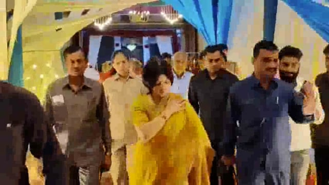 समाजवादी पार्टी की सांसद डिंपल यादव कन्नौज के छिबरामऊ कस्बे में एक शादी समारोह में शिरकत करने पहुंचीं। समारोह में पहुंचकर उन्होंने वर-वधू को आशीर्वाद दिया और उनके सुखद वैवाहिक जीवन की कामना की।#politics