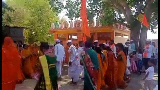 कुमदाळ येथे अखंड हरिनाम सप्ताह निमित्ताने गावकऱ्यांनी काढली मिरवणूक