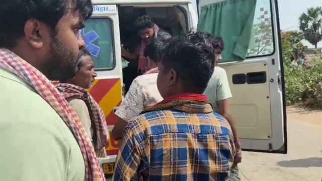 बालू लदे अनियंत्रित पिकअप ने ई-रिक्शा में मारी टक्कर एक की मौत ।पांच की स्थिति गंभीर।