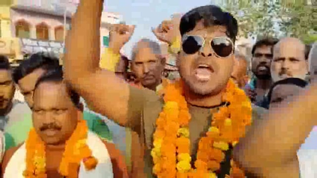 उत्तर प्रदेश के उन्नाव जिले से एक भावुक कर देने वाला वीडियो सामने आया है, जिसमें एक भारतीय सेना का जवान अपनी बहन की शादी छोड़कर सीमा पर ड्यूटी निभाने निकल गया।
#कर्तव्यनिष्ठा