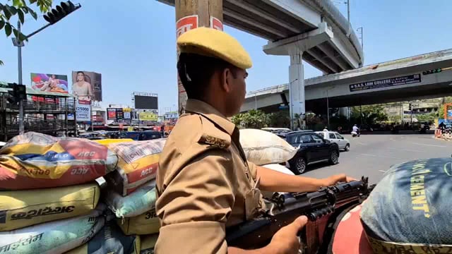 भारत पाकिस्तान के बीच सीमा पर बढ़ते तनाव के बीच यूपी में रेड अलर्ट है। यूपी पुलिस लखनऊ के पांचों जोन में मोर्चाबंदी की गई है