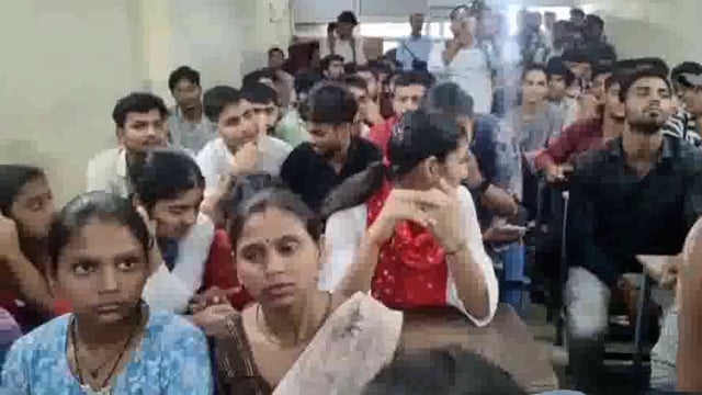 आई ए एस का रिजल्ट आने पर छात्र-छात्राओं को जसवंत टेलीकॉम ने बांटे उपहार