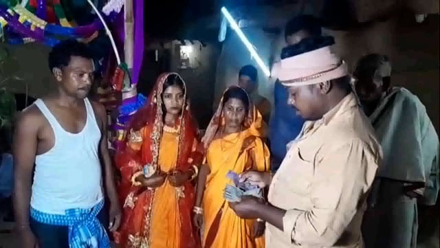 दो महादलित परिवार की पुत्री की शादी में  पूर्व जिला परिषद सदस्य प्रत्याशी ने की आर्थिक मदद, नव दंपति को दी शुभकामनाएं 