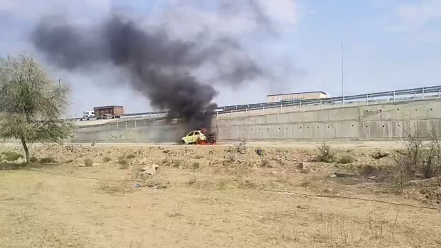 वाराणसी के लंका थाना क्षेत्र के पास एक गंभीर हादसा हुआ, जब एक चलती कार अचानक आग का गोला बन गई। हादसे के समय कार में ड्राइवर अकेला था, जिसने समय रहते कार से कूदकर अपनी जान बचाई।#fair