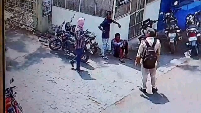 झांसी नवाबाद थाना क्षेत्र लोक निर्माण विभाग परिसर में रखी एक बाइक को बदमाश चोरी करके ले गया