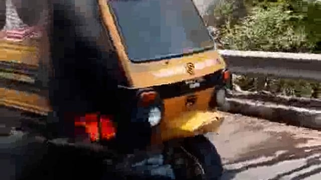 रायबरेली के शहर कोतवाली क्षेत्र के राजघाट में एक टेम्पो में अचानक आग लगने से हड़कंप मच गया। आग लगने के बाद सवारियों ने गाड़ी से कूदकर अपनी जान बचाई। घटना के बाद स्थानीय लोगों ने तत्परता दिखाते हुए आग पर काबू पाया, जिससे बड़ी दुर्घटना टल गई।#fair