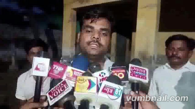 अलीगढ़ में पीएम आवास योजना के तहत ग्रामीणों से रिश्वत मांगने का मामला सामने आया है, जिससे हड़कंप मच गया है। कोटेद्वार से एक महिला से 10-15 हजार रुपये की रिश्वत मांगने का ऑडियो वायरल हुआ है, जिसमें गभाना एसडीएम के नाम पर यह राशि मांगी जा रही है।#crime