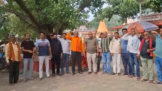 गोरखपुर, उत्तर प्रदेश – भारत और पाकिस्तान के बीच बढ़ती तनातनी के बीच गोरखपुर के भौवापार स्थित बाबा मुंजेश्वर नाथ मंदिर में एक विशेष पूजा अर्चना का आयोजन किया गया। इस पूजा का मुख्य उद्देश्य आतंकवाद के खिलाफ लड़ रहे भारतीय सेना के जवानों के लिए आशीर्वाद प्राप्त करना था।#puja